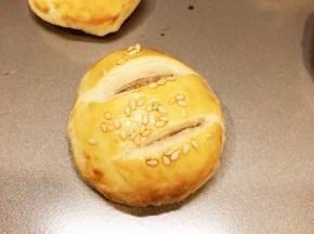 烤箱预热200，入炉烤12分钟。酥得掉渣哦，看到层次了吗？