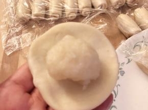 包入馅料。