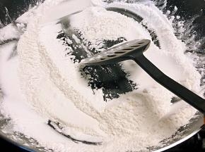 首先准备馅料：糯米粉炒熟备用。