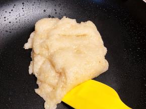 炒熟的糯米粉、芝麻、椰蓉混合备用。锅中放入水、椰浆、猪油、糖中小火煮开，糖融化后，加入糯米粉的混合物快速翻炒，抱团即可离火。