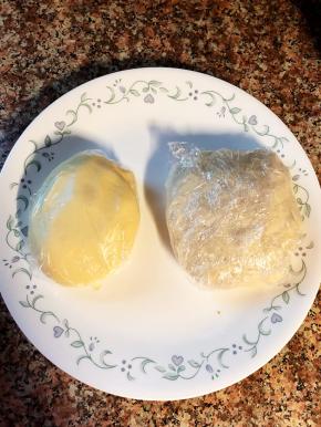 水油皮所有材料混合揉成面团，不需要揉出手膜，静置吧，我直接放入冰箱2个小时。（这段时间可以准备馅料，我把馅料写在前面了）油酥材料混合至无干粉即可。