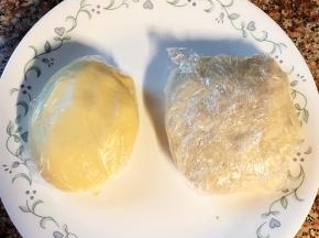 水油皮所有材料混合揉成面团，不需要揉出手膜，静置吧，我直接放入冰箱2个小时。（这段时间可以准备馅料，我把馅料写在前面了）油酥材料混合至无干粉即可。