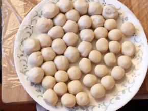 水油皮静置2小时后，揉搓一会，此时已经非常柔软，同样均分24份，我的大概每个15克。油酥均分24份，我的正好每个10克。