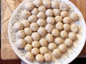 水油皮静置2小时后，揉搓一会，此时已经非常柔软，同样均分24份，我的大概每个15克。油酥均分24份，我的正好每个10克。