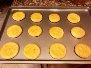 刷上蛋液，撒上白芝麻。用割刀割出两道口子，要深一些。