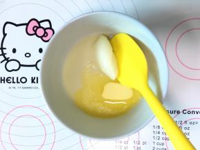 趁热将黄油加入蒸好的麻薯中