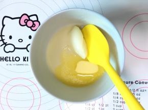 趁热将黄油加入蒸好的麻薯中