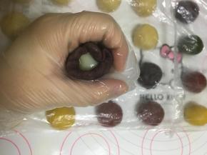 用虎口慢慢往上收口，捏紧滚圆