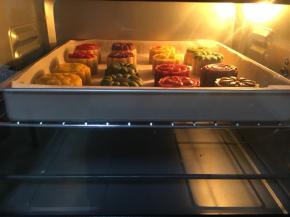 烤箱提前预热，将包好的月饼放在烤盘上，上下火170度中层，烤12-15分钟左右