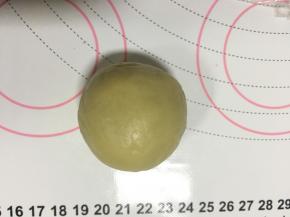 用虎口慢慢往上收口，捏紧，稍微搓成椭圆形