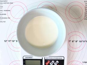 加入牛奶后，混合成无颗粒状的液体