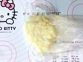 倒入保鲜袋中用手慢慢碾压搓揉，让黄油充分吸收