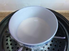 蒸锅中加水，开火煮沸，混合好的液体盖好保鲜膜，放入蒸锅中，小火蒸20分钟左右