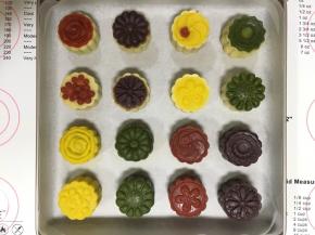 把包好的月饼放入模具，按压在烤盘上，依次包好所有的月饼