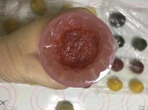 将花片固定在月饼模具中