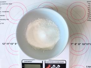 糯米粉、淀粉、细砂糖倒入容器中混合均匀