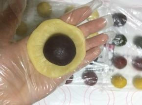 取一块桃山皮按扁，放入一块包好麻薯的内馅