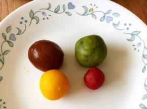 比例：奶黄10克，金桔18克，抹茶桃山皮18克，红酒味桃山皮4克。