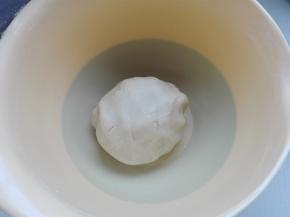 再来制作油酥面团：将所有油酥所需食材全部混合，抓成无干粉，可以成团即可，同样盖好保鲜膜醒发即可。