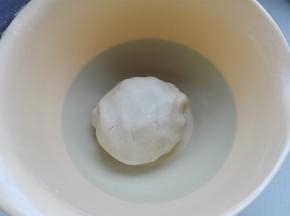 再来制作油酥面团：将所有油酥所需食材全部混合，抓成无干粉，可以成团即可，同样盖好保鲜膜醒发即可。