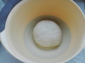 首先来制作水油皮：将所有水油皮所需食材全部混合在一起，揉成光滑的面团，盖好保鲜膜醒发30分钟。