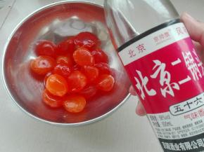 醒发的时间，我们来处理一下蛋黄：将蛋黄用白酒浸泡5－10分钟，尽量让每个蛋黄都均匀的裹上白酒，如果蛋黄觉得出油性不好，可以头天晚上用食用油浸泡一下。