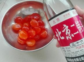 醒发的时间，我们来处理一下蛋黄：将蛋黄用白酒浸泡5－10分钟，尽量让每个蛋黄都均匀的裹上白酒，如果蛋黄觉得出油性不好，可以头天晚上用食用油浸泡一下。
