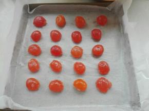 将白酒浸泡一下的蛋黄直接取出放入烤盘中。