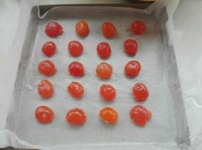 将白酒浸泡一下的蛋黄直接取出放入烤盘中。