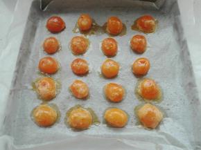 烤箱设置165度，时间为5分钟，烤好取出放凉待用。