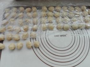 将醒发好的油酥面团及水油皮面团分别等分成30份小剂子，盖好保鲜膜醒发10分钟。