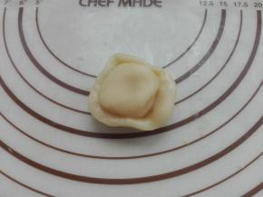 取一个水油皮剂子包裹上一个油酥剂子，如图所示。