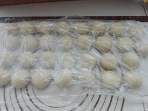 依次包好，捏紧收口，收口朝下放置，盖好保鲜膜醒发10分钟。