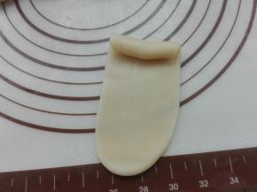 将上述包好的，用擀面杖将其擀成长条，自上而下卷起来。