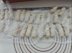 依次卷好，盖好保鲜膜醒发10分钟。