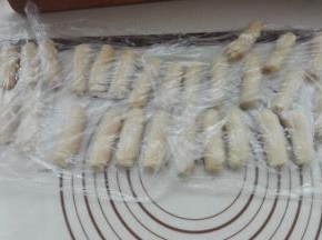 依次卷好，盖好保鲜膜醒发10分钟。