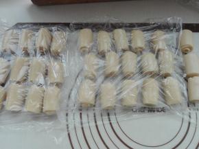 依次全部卷好，同样盖好保鲜膜醒发10分钟。