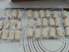 依次全部卷好，同样盖好保鲜膜醒发10分钟。