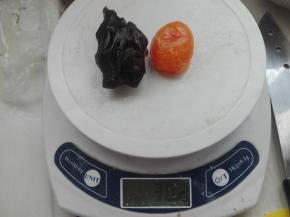 来做一下馅料：将放凉的蛋黄同豆沙馅共同称重，将每个馅料为30克。