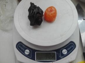 来做一下馅料：将放凉的蛋黄同豆沙馅共同称重，将每个馅料为30克。