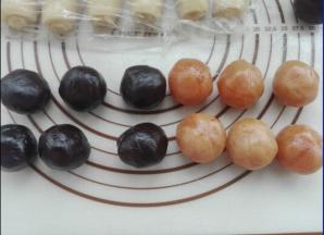 依次将蛋黄包裹好，可以豆沙馅、连蓉馅等这种软质的馅料。