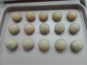 将上面醒发好的面剂，擀成圆形薄片，放入馅料。