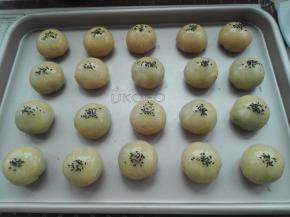 在其表面刷上一层蛋黄液，然后撒上点黑芝麻做以装饰。