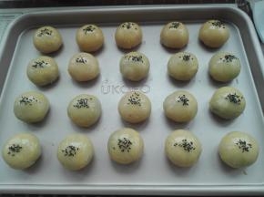 在其表面刷上一层蛋黄液，然后撒上点黑芝麻做以装饰。