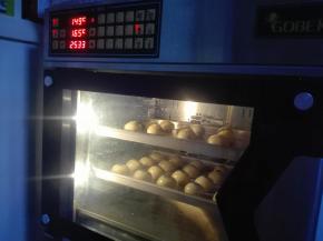 烤箱提前进行预热，设置温度为165度，时间为25分钟。