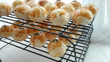 烤好出炉，放入晾网放凉即可。