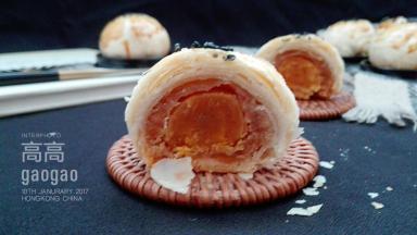 切开一个看看吧，这是莲蓉包的蛋黄，第二天切开时的状态。