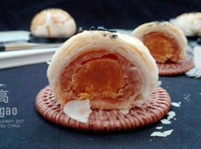 切开一个看看吧，这是莲蓉包的蛋黄，第二天切开时的状态。