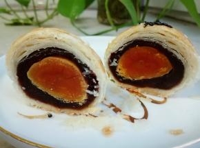 这是豆沙包的蛋黄，层次分明，非常酥香好吃哟。