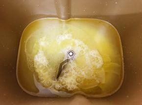 面包桶里先放入主料里的液体
